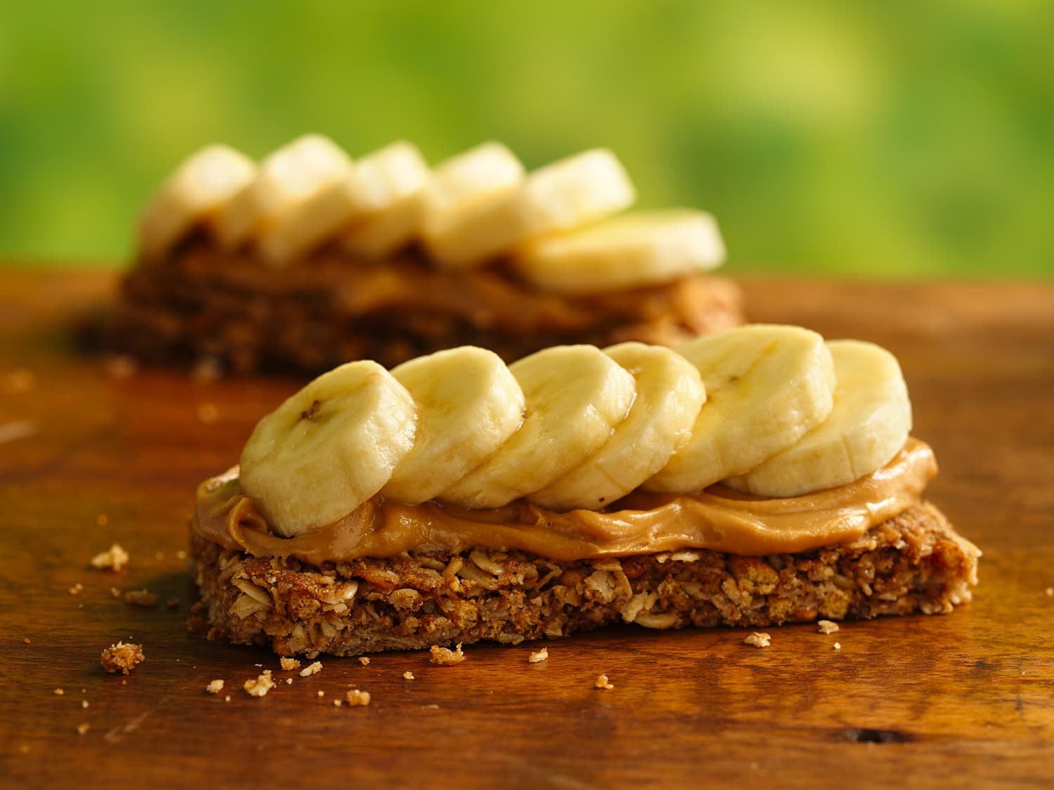 nature-valley-crunchy-snacks-garnished-with-banana-slices